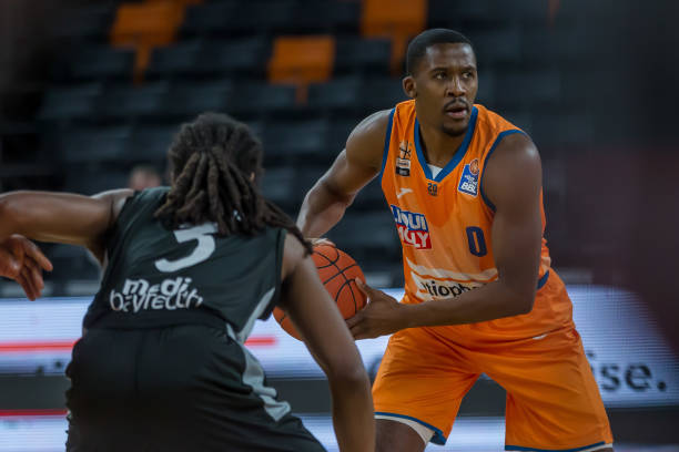 在进攻端展 在进攻端展